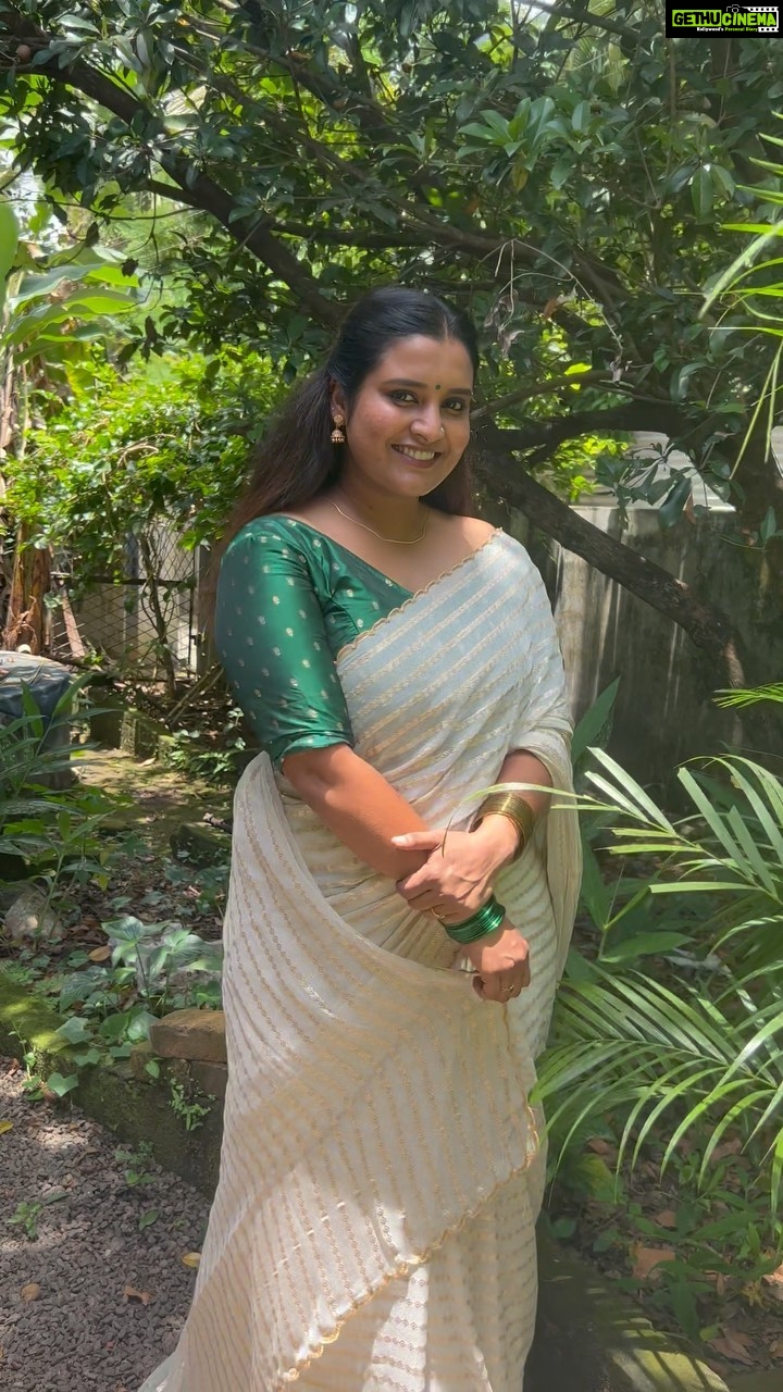 Roshna Ann Roy Instagram - 🌼 #onamvibes #onam2023 Costume : @lphntstories.by.roshna #saree #onamsaree