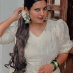 Roshna Ann Roy Instagram - തിരുവോണപ്പുലരിയിൽ തിരുമുൽക്കാഴ്ചവാങ്ങാൻ തിരുമുറ്റമണിഞ്ഞൊരുങ്ങി…തിരുമേനിയെഴുന്നള്ളും സമയമായി… ഹൃദയങ്ങളണിഞ്ഞൊരുങ്ങി… ഓണാശംസകൾ…🫶🏽 📸: @7plus.shots.__ Costume : @lphntstories.by.roshna 🫶🏽 #allsettogo #onamcelebration #onam #iphonephotography #lphntstories #onam2023 Kochi, India