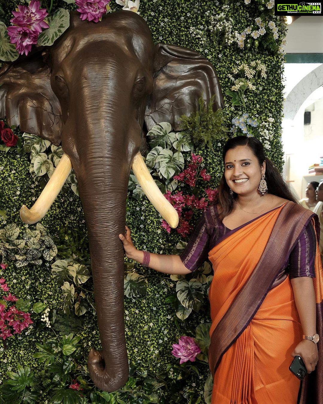 Roshna Ann Roy Instagram - ഈ ഒരു സ്ഥാപനം തുടങ്ങിയതിലൂടെ ഞാൻ interior designing first റാങ്കോടെ പാസായ വിവരം എല്ലാരേം അറിയിക്കുന്നു 😊 shop ന്റെ ചെറിയ പൊട്ടും പൊടിയും വരെ എന്റെ മനസിൽ കണ്ടപോലെ തന്നെ ചെയ്യണം എന്നുണ്ടായിരുന്നു... 🫰🏼🫶🏽ഞാൻ അതിനായി ചെന്നെത്താത്ത സ്ഥലങ്ങൾ ഇല്ല... പരിചയപ്പെടാത്ത ആളുകൾ ഇല്ല ❤️ പരിമിതികളിൽ നിന്നു കൊണ്ട് ചെയ്യാൻ പറ്റുന്നിടത്തോളം എന്റെ storeil ചെയ്യാൻ കഴിഞ്ഞു ♥️ 🙏🏻 thank GOD 🙏🏻 @lphntstories.by.roshna ♥️🫶🏽 Kochi, India