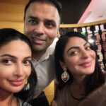 Rubina Bajwa Instagram - Got to hang out with these superstars tonight @rubina.bajwa @neerubajwa #proudhusband #buhebariyan Chandigarh, India