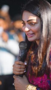 Rubina Bajwa Instagram - Neeru Bajwa and the team of Buhe Bariya came to meet our girls of 1 Girl 1 Football at Daumajra village. These young girls have been breaking gender stereotypes at their level by training in football. Their motivation to make it big in life gets fuelled when they meet role models like @neerubajwa @rubina.bajwa @jaswinderbrarofficial who make movies like Buhe Bariya. Thank you, for inspiring these young girls and for letting them know that the can break free of every stereotype.

ਨੀਰੂ ਬਾਜਵਾ ਅਤੇ ਬੂਹੇ ਬਾਰੀਆਂ ਫਿਲਮ ਦੀ ਟੀਮ ਪਿੰਡ ਦਾਊਮਾਜਰਾ ਵਿਖੇ ਸਾਡੀਆਂ 1 Girl 1 Football ਦੀਆਂ ਕੁੜੀਆਂ ਨੂੰ ਮਿਲੇ ਅਤੇ ਉਨ੍ਹਾਂ ਦੀ ਹੌਸਲਾ ਅਫਜ਼ਾਈ ਕੀਤੀ। ਇਹ ਕੁੜੀਆਂ ਵੀ ਸਮਾਜ ਦੀਆਂ ਬੂਹੇ ਬਾਰੀਆਂ ਤੋੜ ਕੇ ਆਪਣੇ ਸੁਫਨਿਆਂ ਨੂੰ ਪੂਰਾ ਕਰਨ ਦੇ ਸਫ਼ਰ ਉੱਤੇ ਚੱਲ ਰਹੀਆਂ ਹਨ। ਬਹੁਤ ਧੰਨਵਾਦ ਨੀਰੂ ਬਾਜਵਾ ਜੀ ਅਤੇ ਬੂਹੇ ਬਾਰੀਆਂ ਫਿਲਮ ਦੀ ਟੀਮ।