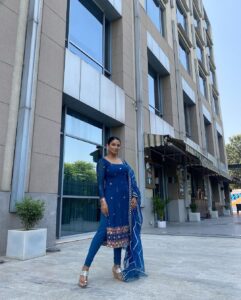 Rubina Bajwa Instagram - Wearing my beautiful friends design @aliwarofficial 💙 #buhebariyan releasing September 15th