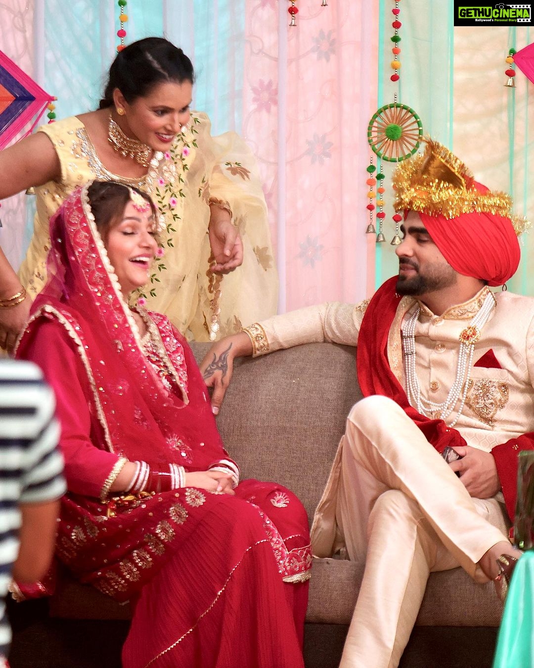 Rubina Dilaik Instagram - Sharing some laughters from the sets ……. Prabh 💖 #bts #chalbhajjchaliye #rubinadilaik