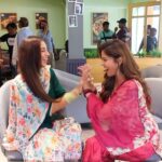 Rubina Dilaik Instagram - when the bill comes but your not done chatting ☕️ #behindthescenes #chalbhajjchaliye #newfilm #rubinadilaik #inderchahal #onset #alishasingh