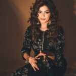 Rubina Dilaik Instagram - Growing and changing….. breaking and reinventing…. !! Just Simply: Living 😌 . : : Shot by @smileplease_25 Style by @stylingbyvictor @sohail__mughal___ Assisted by @styleby_antara Outfit @auruhfy Jewellery @perkartjewels1 Jutti : @ilovemyjutti @oakpinionpr