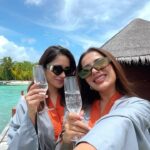 Ruhani Sharma Instagram - #sarakehndi who needs a boyfriend when you have a best friend like her @ruhanisharma94 🥺♥️ World is tripping over this song …… n we are tripping over each other with this song . @mirihi_island_resort #trading#travel#Bff#maldives#beachvacation#vacation#beach#friendship#travel#travelgram#traveler#mirihiislandresort