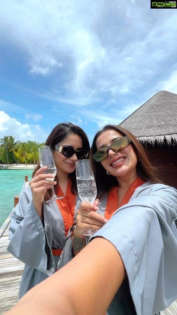 Ruhani Sharma Instagram - #sarakehndi who needs a boyfriend when you have a best friend like her @ruhanisharma94 🥺♥️ World is tripping over this song …… n we are tripping over each other with this song . @mirihi_island_resort #trading#travel#Bff#maldives#beachvacation#vacation#beach#friendship#travel#travelgram#traveler#mirihiislandresort