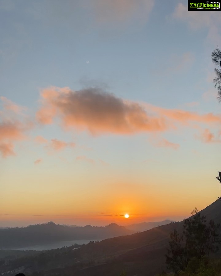 Ruhani Sharma Instagram - This sunrise really brightened my day! 🌞♥️ How many of you love watching sun rise ? Mount Batur, Bali