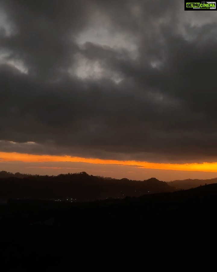 Ruhani Sharma Instagram - This sunrise really brightened my day! 🌞♥️ How many of you love watching sun rise ? Mount Batur, Bali