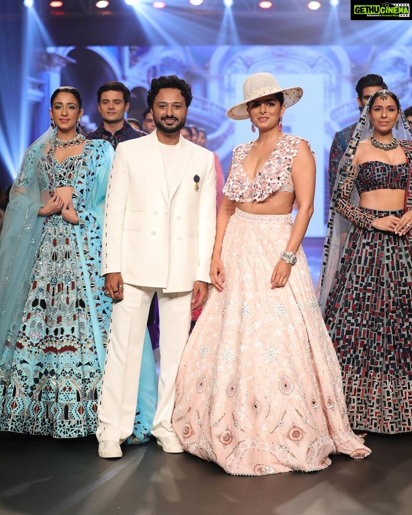 Ruhi Chaturvedi Instagram - What a stunning collection! A glimpse of effortless looks from the collection of Sandhya Singh & Aliahmed Shaikh from the house of 91 threads. Take a sneak peek into the breathtaking collection showcased on the runway of Sheetal Gharana Ahmedabad Times Fashion Week Season 2. #Sheetalgharanahmedabadtimesfashionweek #SheetalInfra #Gharanabysheetal #gujarattourism #jadebluelifestyle #HyattRegency #Ahmedabadtimesfashionweek2023 #Ahmedabadtimesfashionweek #ATFW #ATFW2023 #Ahmedabad #FashionDesigners #91threads #ruhichaturvedi #sandhyasingh #aliahmedshaikh #isas #internationalbeautyschool