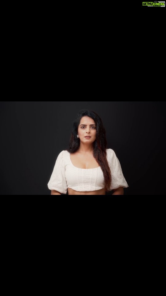 Ruhi Chaturvedi Instagram - Hey Fan-mily ❤️ Elated to share this Golden Opportunity for all Aspiring Makeup Artists, Hair Stylists & Fashion Stylists to learn & train from the Best and be a part of Indian Film & Tv fraternity. Only at “ IMUSE Academy “ - India’s 1st Truly International Makeup, Hair & Fashion Styling Academy, Now in MUMBAI! 💥 ENROL NOW & I shall see you soon there 🤗💐 Choose Your Freedom, Choose Your Self! @imuseacademy @nehaadhvikmahajan A Film by @adhvik_official #freedomofchoice #creatingglobalartists #imuseacademy #makeup #hair #fashionstyling