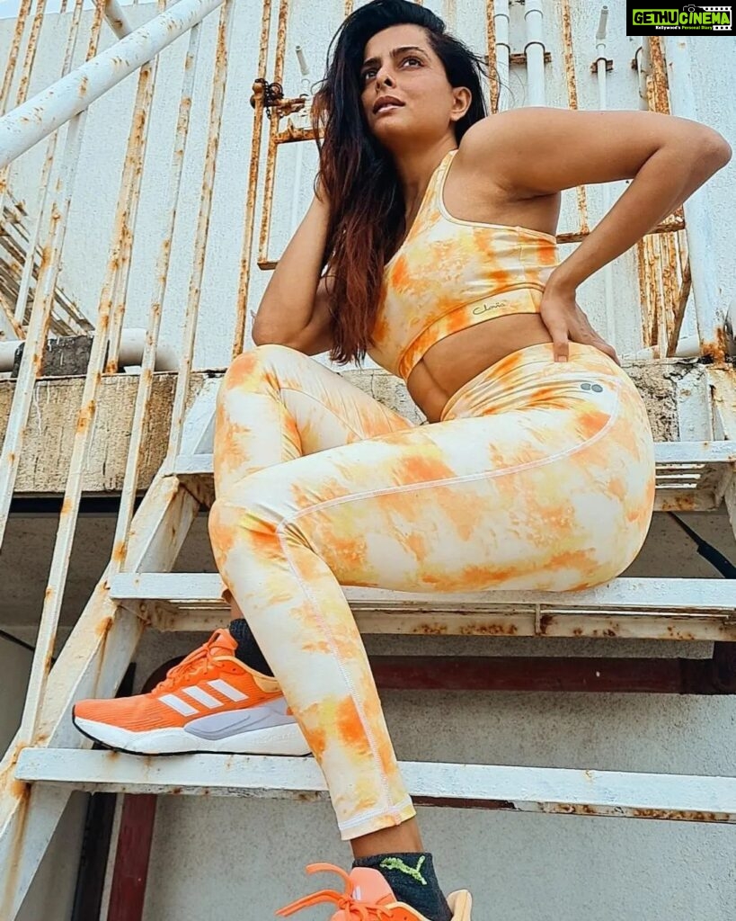 Ruhi Chaturvedi Instagram - The goal is to have a body like @jlo 💥 . . . . Outfit @clovia_fashions Pr @manalirawat Shoes 👟 @adidasindia Styled by @stylebysaachivj Team @stylebyniti @styledbynikinagda . . . . #fitnessgoals #haveyouseenmybotty