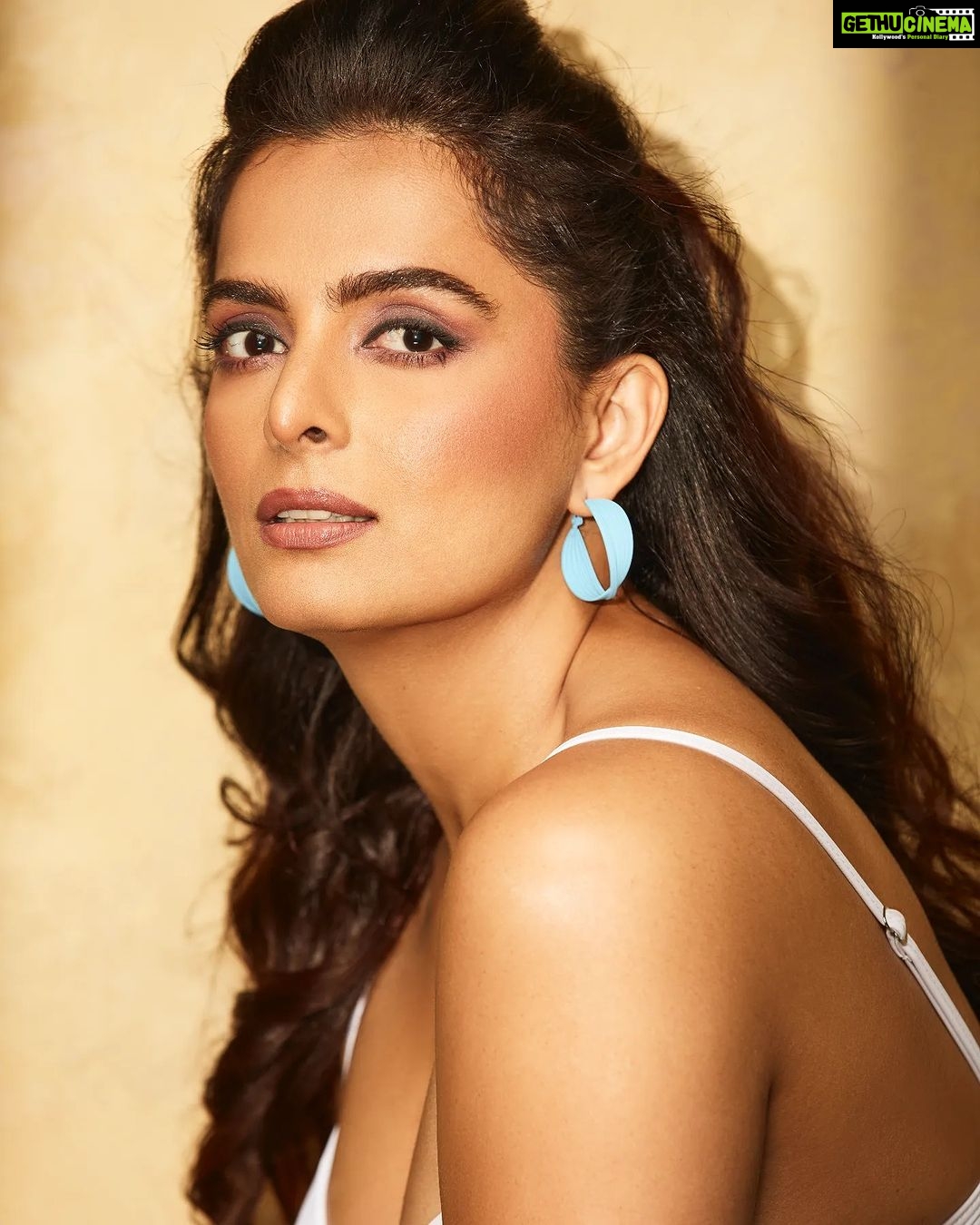 Ruhi Chaturvedi Instagram - I'm out of caption because just look at "ME" 💣 . . Picture @priyankknandwana Make up @gayetrichakravarthy Styled @rehanshahdesigns . . . #khudkitaariftohbantihai #sundar+hot #uffff
