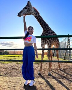 Ruhi Chaturvedi Instagram - See Maa - I touched a Giraffe 🦒 
.
.
.
Styled by @stylebysaachivj 
Thank you @colorstv for this ❤️ 
.
.
#bestexperienceever #khatrokekhiladi13