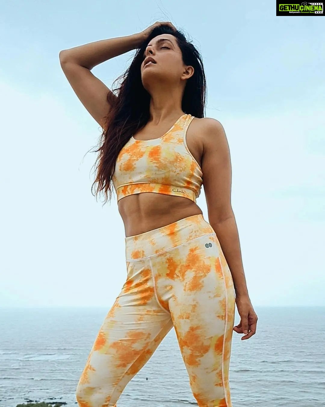 Ruhi Chaturvedi Instagram - The goal is to have a body like @jlo 💥 . . . . Outfit @clovia_fashions Pr @manalirawat Shoes 👟 @adidasindia Styled by @stylebysaachivj Team @stylebyniti @styledbynikinagda . . . . #fitnessgoals #haveyouseenmybotty