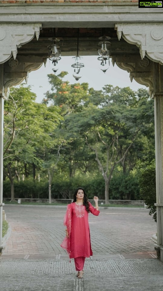 Ruhi Chaturvedi Instagram - Living my Rajshree moment Call me "महाराणी रुही" 👑 . . . #queenlife👑 #udaipurdiaries Udaipur, Rajasthan