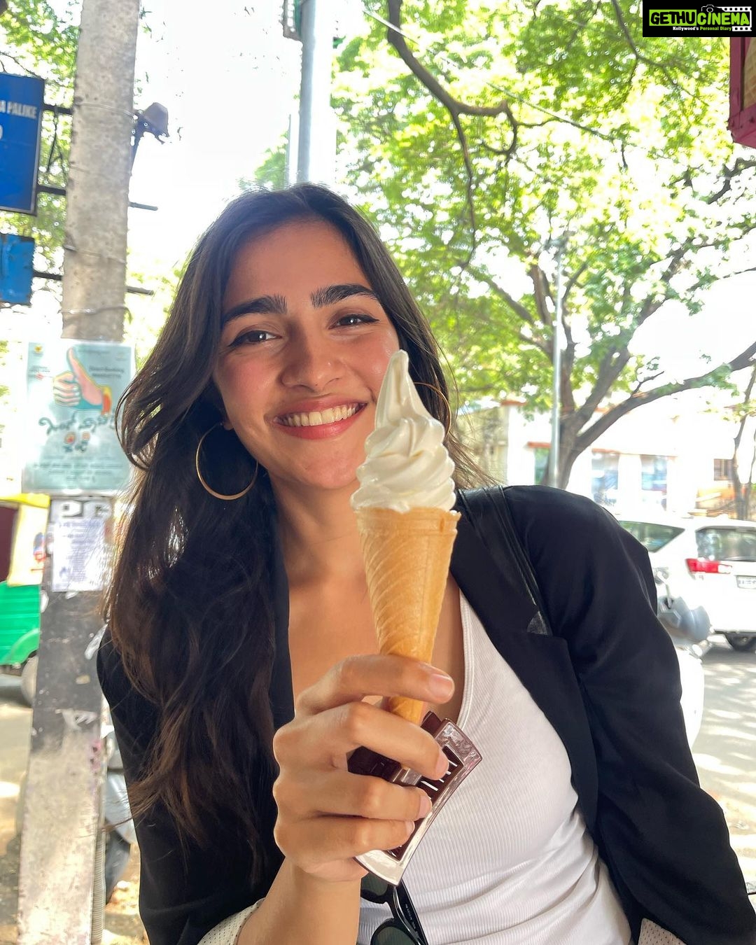 Rukmini Vasanth Instagram - 🍦 chai takes the best pictures and pranav has the best softy recommendations 🍦 photo courtesy: @chaithra.j.achar softy courtesy: @bharadwaj.pranav #SrinivasaCoolCornerIsWhereItsAt