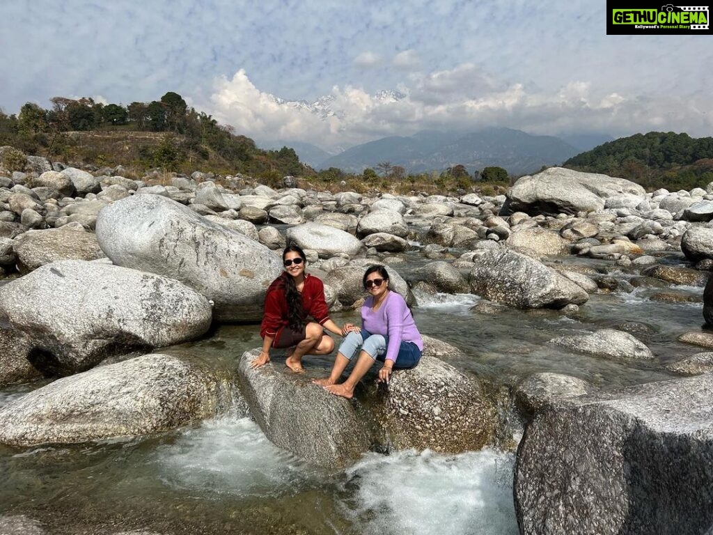 Rukmini Vasanth Instagram - one thing about us, we’ll find a stream wherever we are 🫠✨ Paror, Himachal Pradesh, India