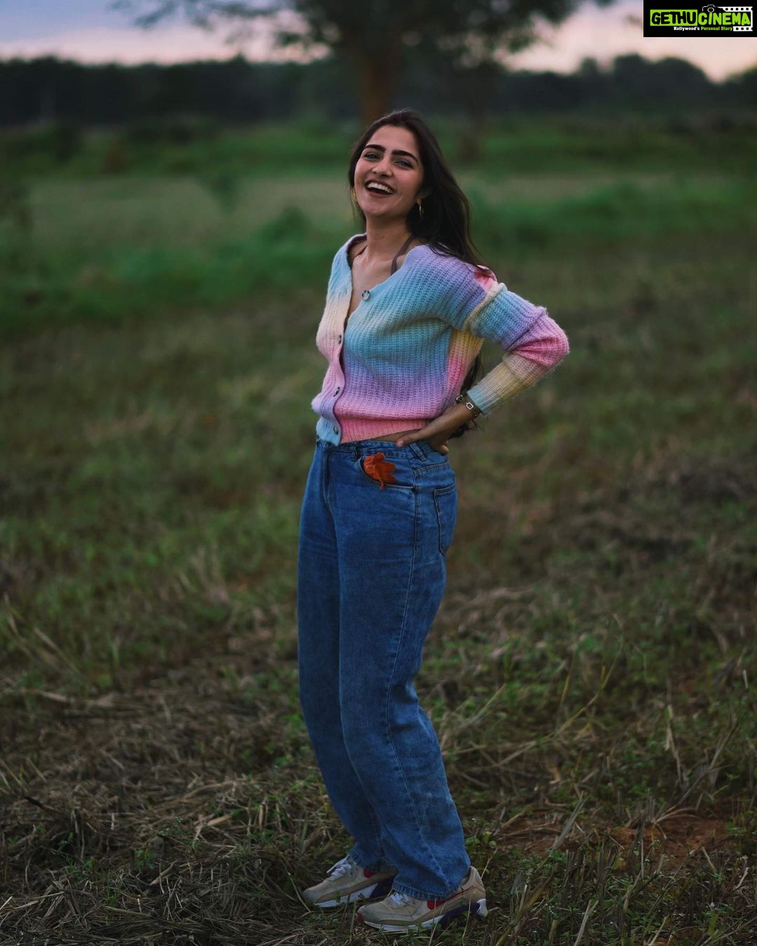 Rukmini Vasanth Instagram - starting with the outtakes cause I’m so happy with all the pictures 🥸🫠 📸 @sab6faces #IWoreThisSweaterAndTheSkyTurnedPastel #Magic #BraceYourselfForTheSabareeshShootSpam Sweater thrifted from @bottomdrawervintage