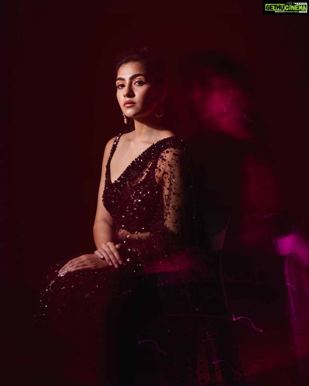 Rukmini Vasanth Instagram - 🥀slow sync drama🥀 The best part of shoots is experimenting with brilliant artists and seeing what we’re able to come up with together 🫶🏻 and so, presenting my favourite pictures from this series with the gang Photography - @sujaynaidu . . Styling - @sujaynaidu . . Makeup- @makeupstoriesbygeethanjali . . Hair - @shailashankar_hairartist . . Outfit - @samyakkclothing . . Jewellery- @sriganeshjewellers . . Studio - @studiorental_bangalore . . Assistant - @naresh_power_king09 . Makeup assistant - @makeupstoriesbychaitra . Special thanks - @harshitha.sujay