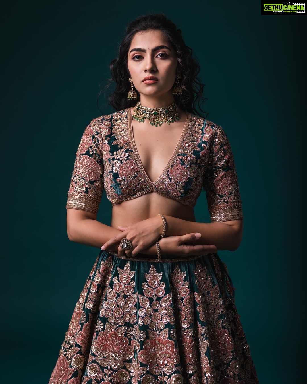 Rukmini Vasanth Instagram - 🦚🪷🤎 I can’t do captions anymore, it’s beyond me. Nominating @anuroop_chandra to be my official captioneer 🥲 pls put me out of my misery Photography - @sujaynaidu . . Styling - @sujaynaidu . . Makeup- @makeupstoriesbygeethanjali . . Hair - @shailashankar_hairartist . . Outfit - @samyakkclothing . . Jewellery- @sriganeshjewellers . . Studio - @studiorental_bangalore . . Assistant - @naresh_power_king09 . Makeup assistant - @makeupstoriesbychaitra . Special thanks - @harshitha.sujay