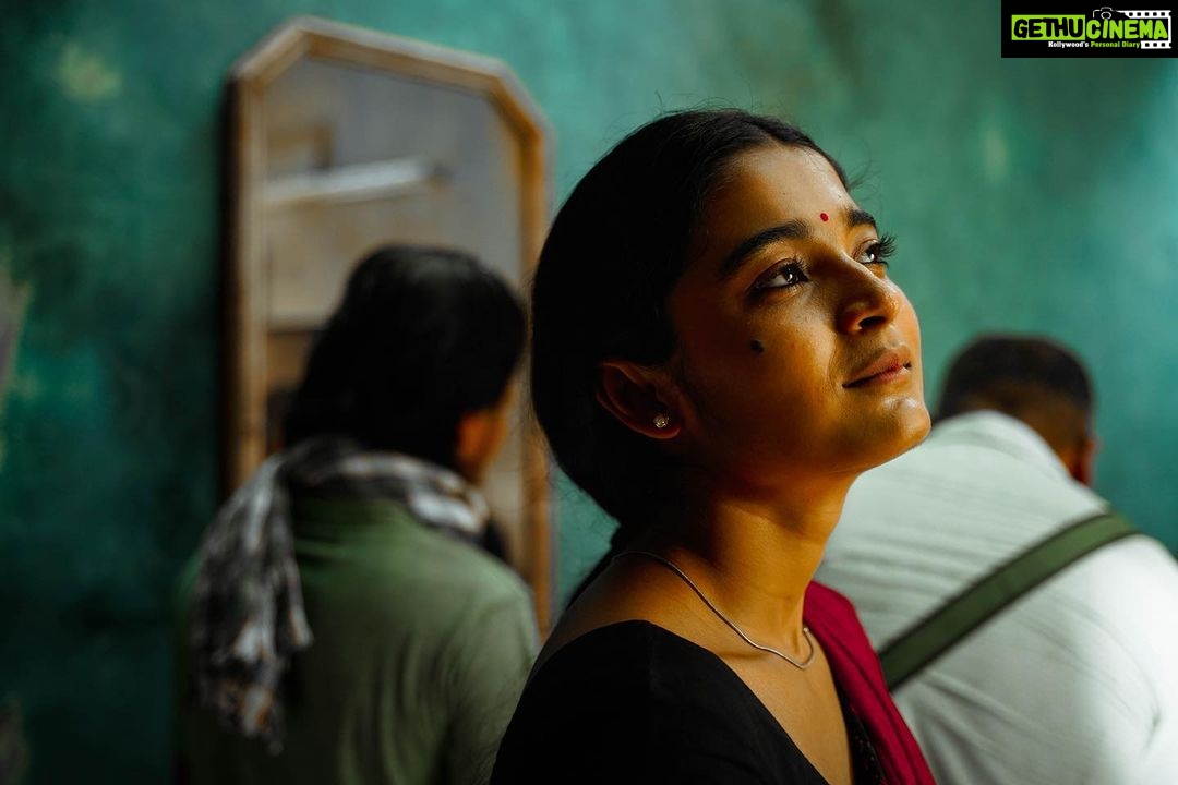 Rukmini Vasanth Instagram - A glimpse into the sets of #SSE ššš #10YearsLater @paramvah_studios @hemanthrao11 @rakshitshetty @chaithra.j.achar @advaithaambara @charanraj27185 @ullashydur @bharadwaj.pranav @vismaya__studios @gundu_1490 @anikethterdal @bhuvan_sathya @kannadiga_agni #SapthaSagaradacheEllo šø @flyingretina Bangalore, India