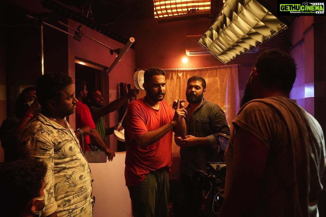Rukmini Vasanth Instagram - A glimpse into the sets of #SSE ššš #10YearsLater @paramvah_studios @hemanthrao11 @rakshitshetty @chaithra.j.achar @advaithaambara @charanraj27185 @ullashydur @bharadwaj.pranav @vismaya__studios @gundu_1490 @anikethterdal @bhuvan_sathya @kannadiga_agni #SapthaSagaradacheEllo šø @flyingretina Bangalore, India