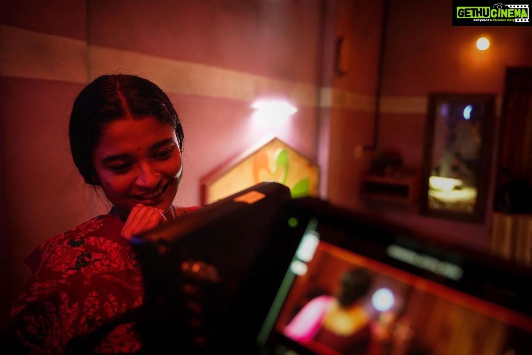 Rukmini Vasanth Instagram - A glimpse into the sets of #SSE ššš #10YearsLater @paramvah_studios @hemanthrao11 @rakshitshetty @chaithra.j.achar @advaithaambara @charanraj27185 @ullashydur @bharadwaj.pranav @vismaya__studios @gundu_1490 @anikethterdal @bhuvan_sathya @kannadiga_agni #SapthaSagaradacheEllo šø @flyingretina Bangalore, India