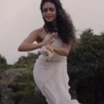 Rukmini Vijayakumar Instagram - Happy Independence Day! A video that @vivianambrose and I made last year for the 75th year. This is one of the most beautiful songs that describe India and I am filled with such love for India when I hear this song…. ♥️ (Full version of this video is on my YouTube channel) #independenceday #indian #indianindependenceday