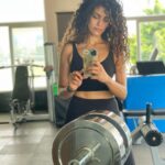 Rukmini Vijayakumar Instagram - Keeping up my training when I’m travelling for performances becomes very important. I landed in NY yesterday, and my connection to Raleigh was cancelled. So I maximised my time here. Going to Raleigh after I had a great morning workout. 😁 I think I also got over my jet lag by doing this. (Most Photos are not from this gym… 😬) Aug 7th: 1 hr on the cross trainer and stretching and rest Aug 8th Warm up: 3.5 km run Elbow plank on swiss + legs on bosu 1 min Elbow circle 30 sec SL Swiss ball mountain climber 30 each Banded reverse plank SL pulses 30 secs each x 2 Banded flutters 30 Hollow hold 1 min (breaks after 30 sec 🙄) DL Swiss ball hamstring pulls 30 x2 Swiss ball adductor straight leg raises 30 Workout: Sumo squats 20x3 25 kg Kettle bell swings 20x3 17kg SL deadlift to push press on bosu 10 each x2 10 kg each Russian twist 20 each x3 5.5kg ball full range Cossacks 15 each x3 5.5 kg SL burpee ball slam 10 each x3 5.5kg SL hip thrust back swiss/ leg bosu 15 eachx3 Banded side jete 10 each @somyarout2806 #train #dancerlife #workhard #bharatanatyam #bharatanatyamdancer