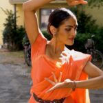 Rukmini Vijayakumar Instagram - Just messing around…. 🤭 I am a classical Bharatanatyam dancer. But I love all kinds of movement vocabularies…. I don’t believe in the hierarchy of a movement vocabulary… dance is dance is dance. It is just that for me, Bharatanatyam is my first language… the one I am most fluent in, the most easy for me to communicate nuance, emotion, feeling… but I love all dance ♥️ Video by @thatbeardedguysphotography with the support of @nrweventss #dancefordance #lovedance #dancer #bollywood #hindisong #chakachak #indiandance