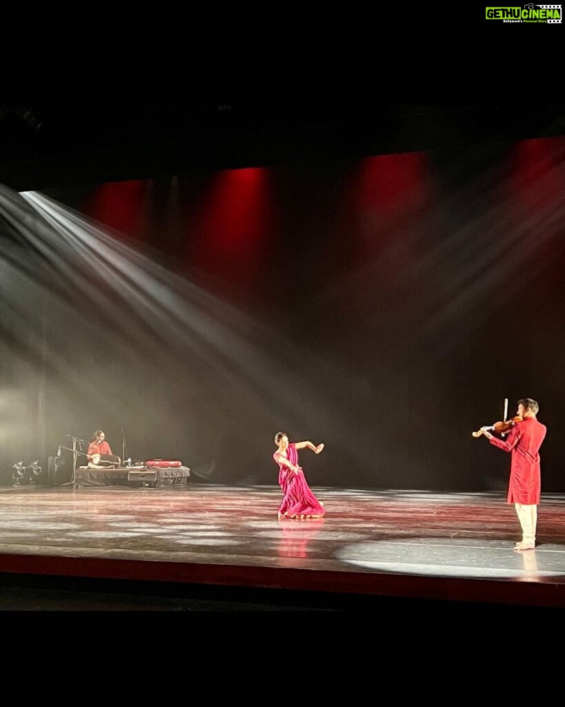 Rukmini Vijayakumar Instagram - 🔥premiere of #Anubhava in Raleigh & Austin! Amazing time creating w/ the fam and sharing this new project 💃🏾🎻🥁 Thanks everyone for coming out and supporting a good cause @aimforsevausa 🙏🏾❤️ Pumped for Florida next wknd— come thru! ☀️🌊 @dancerukmini @ambisub @zack.iza @gyandev #bharatanatyam #violin #mridangam #khanjira #morsing #konnakol #rukminivijayakumar #ambisubramaniam #rohankrishnamurthy Austin, Texas