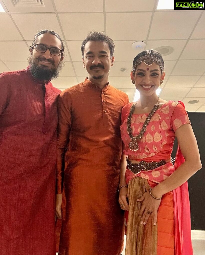 Rukmini Vijayakumar Instagram - 🔥premiere of #Anubhava in Raleigh & Austin! Amazing time creating w/ the fam and sharing this new project 💃🏾🎻🥁 Thanks everyone for coming out and supporting a good cause @aimforsevausa 🙏🏾❤️ Pumped for Florida next wknd— come thru! ☀️🌊 @dancerukmini @ambisub @zack.iza @gyandev #bharatanatyam #violin #mridangam #khanjira #morsing #konnakol #rukminivijayakumar #ambisubramaniam #rohankrishnamurthy Austin, Texas