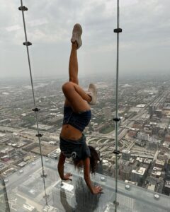 Rukmini Vijayakumar Instagram - I’ve been to Chicago several times…. But this is the first time that I spent a day doing all the touristy things… and I loved it 😁

#skydeck #chicago #navypier #willistower #visitchicago #dancerlife #tour