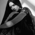 Rukmini Vijayakumar Instagram - A series of photos that I shot with @sunnyjagesar . Prints are available on request. Please DM @sunnyjagesar I’m back with my performances starting tonight. #Hartford #boston & #albany this weekend with @aimforsevausa @ambisub & @rohanrhythm Get the full details in the link in my bio #bharatanatyam #indiandancer #think #lovedance #light #dancephotography #indian