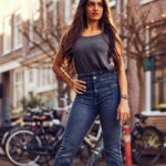 Rukmini Vijayakumar Instagram - Sunlight… Missed some of the photos in this series with @sunnyjagesar So I’m sharing now ♥️ #dancer #travel #basics #denims