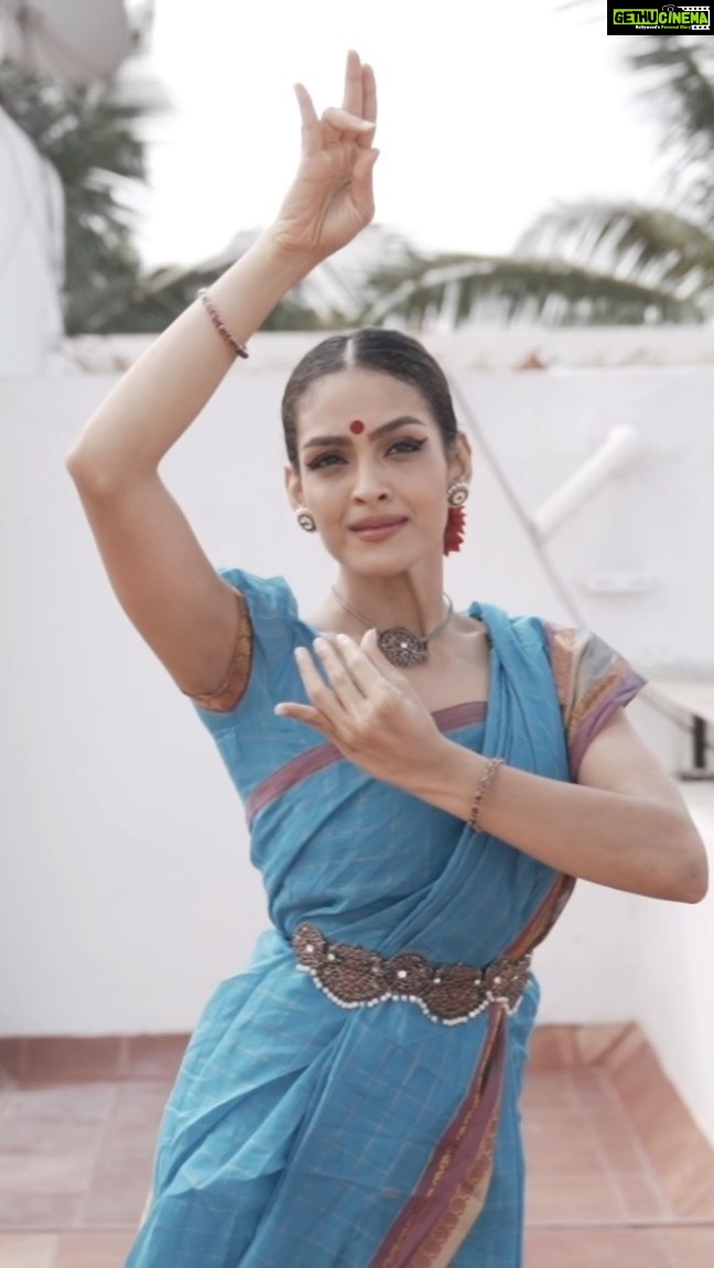 Rukmini Vijayakumar Instagram - “Please come oh Krishna! I’ll do whatever necessary to celebrate your arrival and make you comfortable. But help me recognise your presence within me…” Swagatam krishna sung by @osarunofficial Music by Amutham music Video @vivianambrose #krishna #janmashtami #krishnabhakti #bhajan #bhakti #swagatam