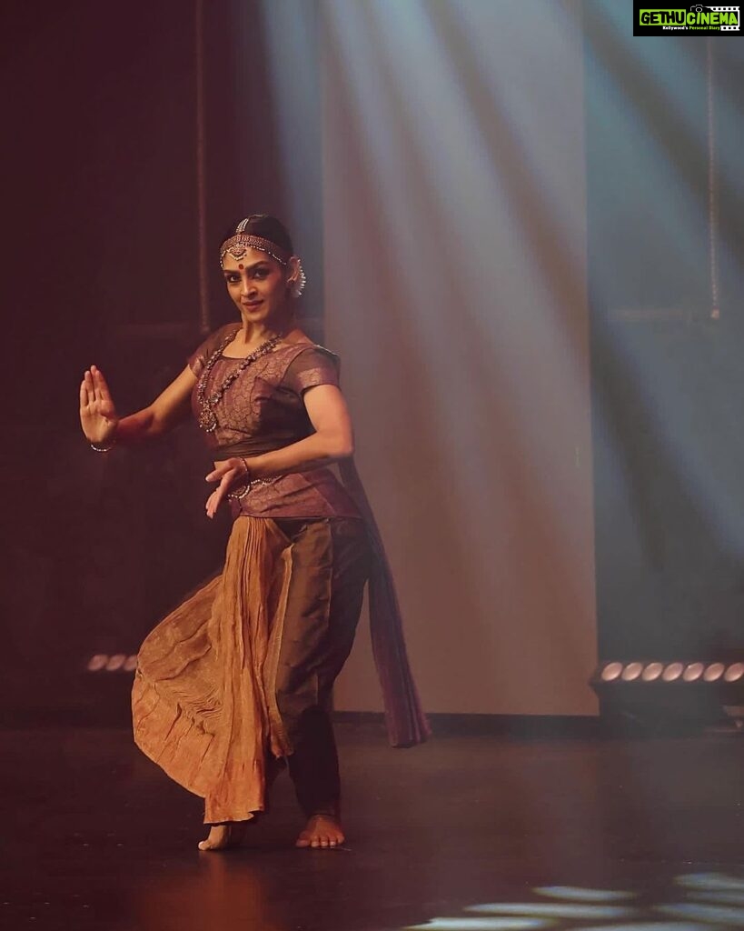 Rukmini Vijayakumar Instagram - ANUBHAVA , in #chicago with @ambisub & @rohanrhythm @aimforsevausa Photos @transcendphotography Taking a two week break at home and going back for the last set of shows. It’s been a gruelling tour, but such a learning experience for me on so many levels. I’m so lucky to have my art… And so happy to be home for two weeks!! Time for #family #kong & #training @somyarout2806 and dancing with my @raadhakalpa girls Also have one very big show of “The Goddess” coming up next week in chennai!! (All details in my bio) #dancer #dancerlife