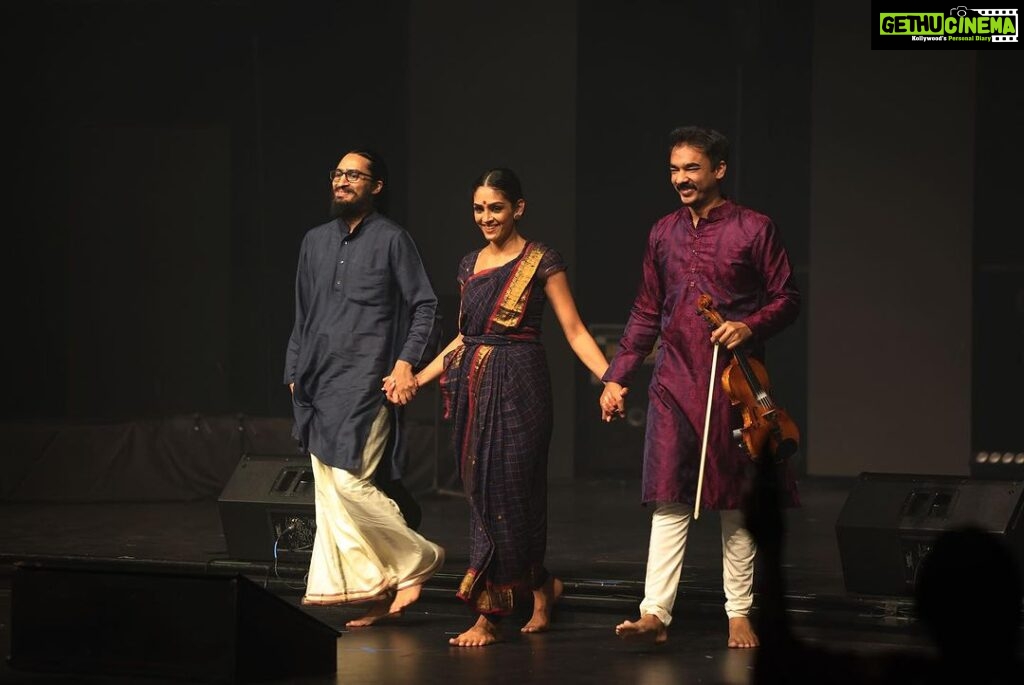 Rukmini Vijayakumar Instagram - I can’t tell you how much fun it’s been performing with these two! They’re lovely on and off stage. ♥️ @ambisub & @rohanrhythm After a two week break, we will be back with “Anubhava” in SFo, Detroit, New Jersey and Pittsburgh. @aimforsevausa Details on www.aimforsevausa.org Light design @gyandev Lights @zack.iza Photos @transcendphotography chicago #anubhava #chicago #dancer #dancerlife #indiandance #bharatanatyam #tour #violin #percussion