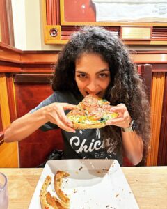 Rukmini Vijayakumar Instagram - I’ve been to Chicago several times…. But this is the first time that I spent a day doing all the touristy things… and I loved it 😁

#skydeck #chicago #navypier #willistower #visitchicago #dancerlife #tour