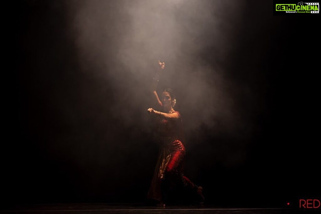 Rukmini Vijayakumar Instagram - I’m so fortunate to be able to do what I love and share my art with people. Performing “Anubhava” with @ambisub and @rohanrhythm this past month for @aimforsevausa has been wonderful We are mid tour now, and we know the work well. It’s so great to begin to play and try new things on stage. This freedom comes only after a certain level of comfort. Im looking forward to the next few weeks!! Catch us in a city near you. Next weekend in Chicago, Washington DC and Ft Myers’s Light design @gyandev Execution @zack.iza Photo @dotredstudios #bharatanatyam #indiandance #violin