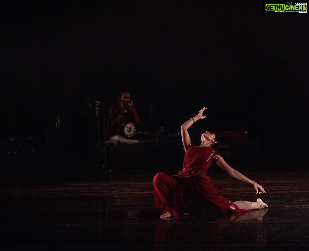 Rukmini Vijayakumar Instagram - “ANUBHAVA” , touring for @aimforsevausa with @ambisub & @rohanrhythm Light design @gyandev Light execution @zack.iza We’ve had a great run of shows the past few weeks and have 9 more shows to go! It was a very special performance last night in Boston. Looking forward to #albany tonight!! Photo @dotredstudios #violin #bharatanatyam #percussion #mridangam #indiandance #dancer #culture #tour #performers