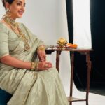 Rupali Bhosale Instagram - नवरात्र, स्त्री शक्तीला समर्पित असा नऊ रात्रींचा उत्सव; शक्ति, बुद्धी, प्रेमाचे मूर्त स्वरूप असणाऱ्या देवीच्या स्मरणाचा उत्सव! अशा या अभिजात, अध्यात्मिक, ऊर्जापूर्ण उत्सवात रांका तुमच्यासह सामील आहे! Navratri, a nine day celebration dedicated to the divine feminine energy, where we honour the goddesses who embody strength, wisdom, and love. Join us as we revel in their power, elegance and celestial grace. #RankaJewellers #Jewellery #JewelleryDesign #Pune #Navratri #GoldJewellery #RupaliBhosle