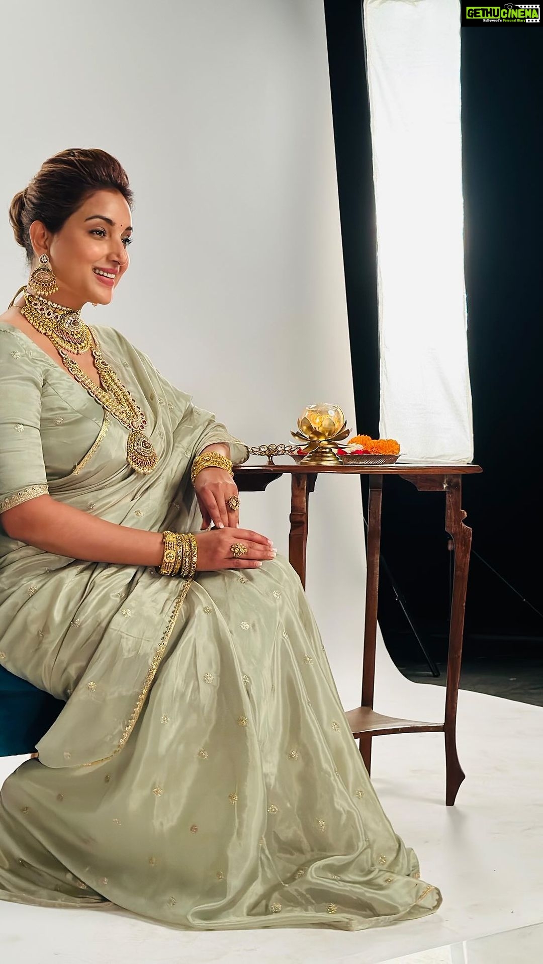 Rupali Bhosale Instagram - नवरात्र, स्त्री शक्तीला समर्पित असा नऊ रात्रींचा उत्सव; शक्ति, बुद्धी, प्रेमाचे मूर्त स्वरूप असणाऱ्या देवीच्या स्मरणाचा उत्सव! अशा या अभिजात, अध्यात्मिक, ऊर्जापूर्ण उत्सवात रांका तुमच्यासह सामील आहे! Navratri, a nine day celebration dedicated to the divine feminine energy, where we honour the goddesses who embody strength, wisdom, and love. Join us as we revel in their power, elegance and celestial grace. #RankaJewellers #Jewellery #JewelleryDesign #Pune #Navratri #GoldJewellery #RupaliBhosle