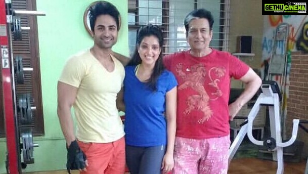 Rupali Bhosale Instagram - मराठी चित्रपटसृष्टीतील ज्येष्ठ अभिनेते रवींद्र महाजनी भावपूर्ण श्रद्धांजली 💐🙏🏼 Amhi eka gym madhe workout karaycho plus mala kaka n sobat eka cinemat kaam karnyachi sandhi sudha milali tyanchi ji style hoti ti tyani kayam tashich thevali me tyana kadhihi bhetale ki HANDSOME HUNK asa mhanayche.. aai cha fav fav hero Mumbai cha faujdar ha tyancha cinema hyacha banner ch print mazya vadilani kela hota tyaveli hand painting hota ase ani papa printing line madhe hote computers yeyi paryant papa swataha designs vagare karayche so tyaveli tyani hya cinema sathi kaam kela hota pan kadhi tyanchi bhet kaka n sobat zali nahi. Pan apan mhanto na life is a circle tasa ch zala ani mala tyanchya sobat kaam karayla milala. KAKA 💔 #RavindraMahajani #Rip