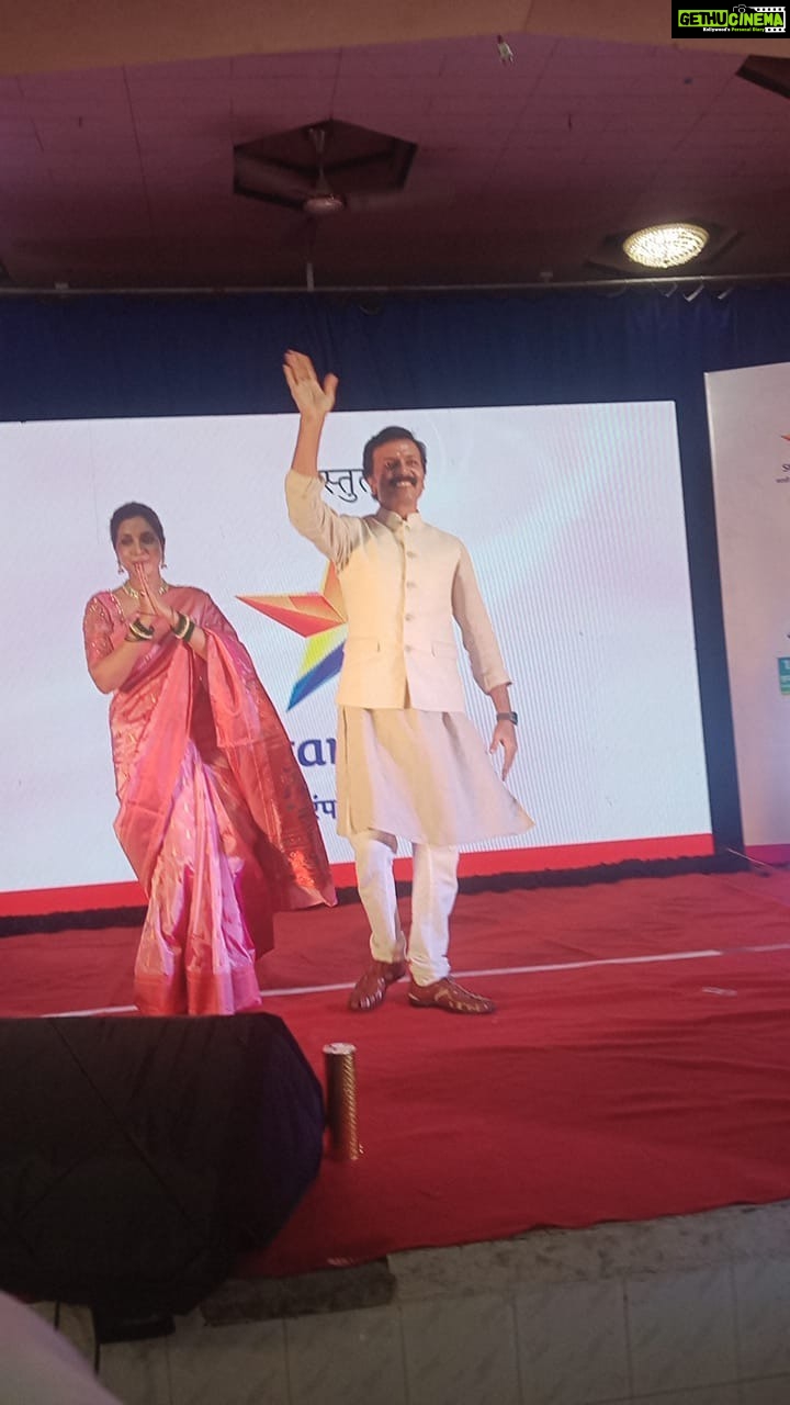Rupali Bhosale Instagram - इतक्या सुंदर कार्यक्रमासाठी संजना आणि अनिरुद्ध ला बोलवल्या बदल @star_pravah ani @loksattalive चे आभार 🙏🏻 डोंबिवलीकर खुप खुप प्रेम तुम्हाला . . . . . . . #AaiKutheKayKarte #StarPravah #LifeIsBeautiful #FeelLife #InstaVideo #MondayVibes #MondayMood #MilindGawali #Rupalibhosle #AnirudhSanjana #SanjAni