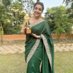 Rupali Bhosale Instagram - Larger than life सिनेमाच्या बाबतीत असं म्हटलं जातं की सिनेमा हे larger than life असतं आणि ते अगदी खरं आहे, सिनेमा थिएटर मध्ये गेल्यानंतर ते आपल्या सगळ्यांना जाणवतं, भव्य दिव्य थेटर, अगदी छान comfortable seat , air-conditioning, आणि खूप मोठा पडदा, ज्याच्यावर आपल्याला सिनेमा दिसतो, मोठ मोठ्या speakers मधनं आपल्याला sound आणि music ऐकायला मिळतं, तीन तासांमध्ये एक वेगळाच अनुभव आपल्याला मिळतो, तसा अनुभव आपल्याला टेलिव्हिजनवर कधी मिळणार नाही, कारण टेलिव्हिजनचा पडदा छोटा असतो, आजपर्यंत मला बऱ्याच लोकांनी विचारलं की तुम्ही सिनेमे का नही करत, किंवा तुम्ही आजपर्यंत सिनेमे का नाही केले, पण असं नाहीये की मला सिनेमा करायचा नव्हता, माझ्या वाटेला सिनेमे आलेच नाहीत, आले ते पण खूप मोजके आले, मला खरंच आवडलं असतं सिनेमा करायला आणि मला अजूनही सिनेमे करायची खूप इच्छा आहे, जे मोजके सिनेमे मी केले त्यातला हा "विनाकारण राजकारण" हा प्रेक्षकांपर्यंत पोहोचला, आणि त्या चित्रपटाच्या भूमिकेसाठी मला हे Award ही मिळालं. माझ्यासाठी हा आनंद खूप मोठा आहे, कारण हे सिनेमाचं Award आहे, ज्यावेळेला मी या क्षेत्रात यायचं ठरवलं, या क्षेत्रातला येण्याचा मार्ग अगदी थेटर मध्ये अंधारात जेव्हा आपण आपली seat शोधत असतो आपण चाचपडतो थोडं धडपडतो आणि मग शेवटी आपल्याला आपली सीट मिळते, तसंच मी जेव्हा या क्षेत्रात आले त्यावेळेला चाचपडत नाटक क्षेत्रात प्रवेश केला आणि तिथे मला माझी शीट मिळाली, मग सिरीयलच्या मार्गात चाचपडले आणि तीही माझी सीट आज मला मिळाली आहे, कदाचित हे जे सिनेमाचं अवॉर्ड मला मिळालं आहे ते कदाचित एक संकेत असू शकतं .... ""विनाकारण राजकारण" च्या पूर्ण टीमचे आणि अंबरनाथ फिल्म फेस्टिवल या टीमचे मी खूप खूप आभार मानते... Caption by #ShriNivas . . . . . . . #LifeIsBeautiful #FeelLife #InstaGood #InstaPic #PositiveVibes #Tuesday #TuesdayVibes #RupaliBhosle #RockingRupali #RupaliWinningHearts #KeepLoving #Sanjana #StarPravah #AaiKutheKayKarte 🧿