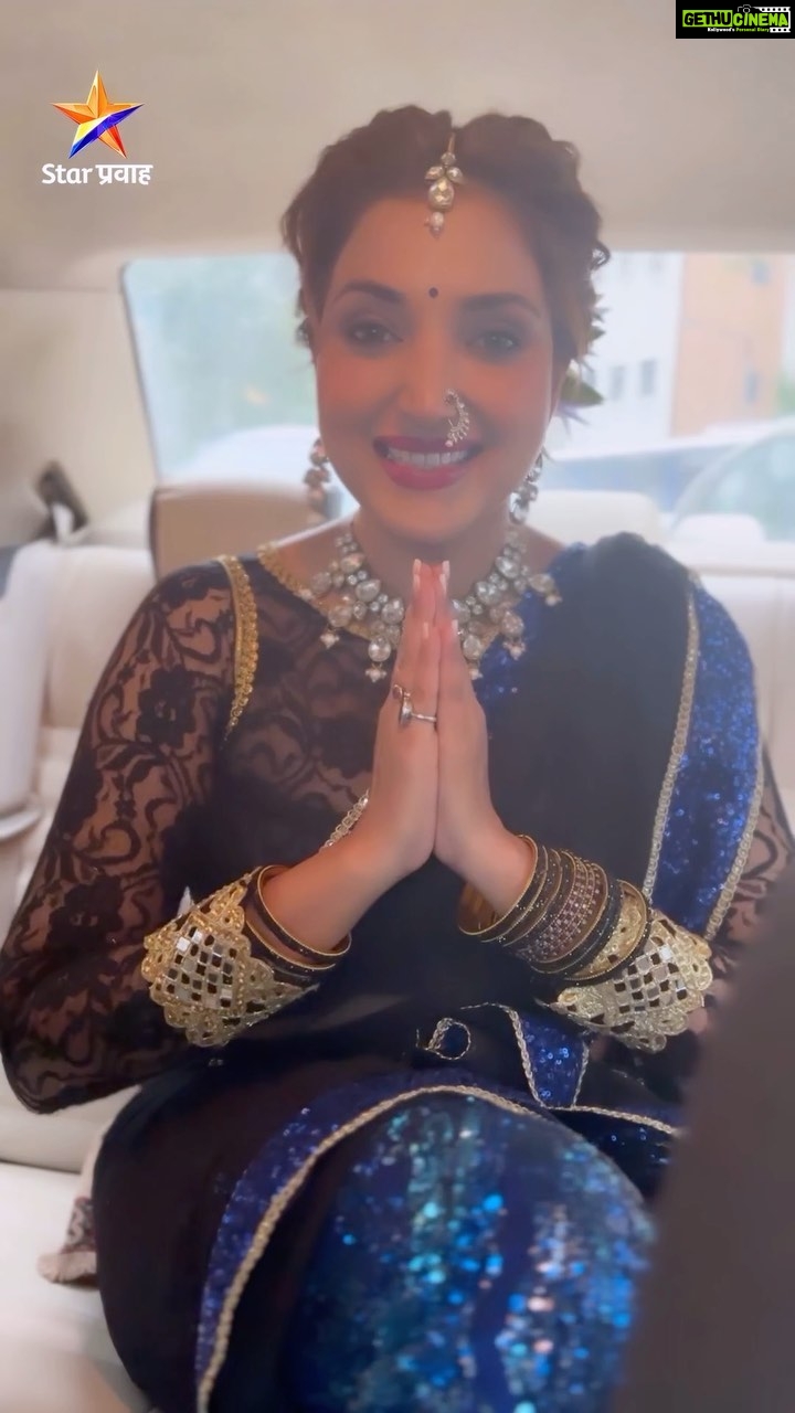Rupali Bhosale Instagram - ‘सुवर्ण मुद्रा स्पर्धा’ ‘Star प्रवाह गणेशोत्सव २०२३’ सोहळा पहा आणि जिंका १ तोळ्याचं सोन्याचं नाणं... सोहळ्यादरम्यान टीव्ही स्क्रीनवर सुवर्ण मुद्रा किती वेळा प्रकट होतात ते मोजा आणि तुमचे उत्तर 7039001000 या क्रमांकावर SMS करा... नियम आणि अटी लागू... पहा #StarPravahGaneshotsav2023 on 24th September, 7 PM Star प्रवाहवर.... ‘Star प्रवाह गणेशोत्सव २०२३’ ।। आरती घराघरातली ।। #AartiGharagharatali #Ganeshotsav2023 #StarPravah