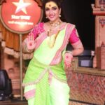 Rupali Bhosale Instagram - कोल्हापूर नगरातील श्री महालक्ष्मी मंदिर हे ५२ शक्तिपीठांपैकी एक आणि महाराष्ट्रातील साडेतीन शक्तिपीठांपैकी एक आहे. या पीठाचा उल्लेख पुराणांमध्ये आढळून येतो. माझा जन्म मार्गशीर्ष महिन्यातल्या शेवटच्या गुरुवारी झाला. आई मला बोलली बाकी उपास केले नहीं तरी मार्गशीर्ष महिन्यातले गुरुवार करायचे पण मी जमेल तसे बाक़ीचे उपास तर करतेच पण हे गुरुवार सुधा करते. जन्म झाला तेव्हा आई बाबा ना लक्ष्मी आली घरात अस वटल असेल का हा प्रश्न मला क़ायम पढ़ायचा.. पण वाटल असेल कारण आई बाबा नी क़ायम लक्ष्मी सारखच वागवल आणि आई चा आशीर्वाद सुधा क़ायम पाठिशी आहे आणि असेल.. स्टार प्रवाहच्या एका कारेक्रमासाठी कोल्हापुर ला गेले होते पण महालक्ष्मी च दर्शन घेता आल नाही मनाला खुप त्रास झाला आज सुधा होतो पण शेवटी ती आई च ना तिला मझ्या मनातली भावना समजली आणि जणू तीच भेटायला आली. हया वर्षीच्या स्टार प्रवाह गणेश उत्सव च्या तालीम करायला गेले आणि मला सांगितले की मी कोल्हापुर ची महालक्ष्मी आहे आणि मी लगेच माझ्या आईला आणि मम्माला कॉल केला आणि सांगीतल… हा योगायोग आहे की काय पण हे सगळं त्या आईने च केल अस मला वाटत.. इच्छा शक्ति आणि मनापासून मारलेली हाक देवा पर्यंत पोहचते हे खरच आहे. स्टार प्रवाहचे खरच आभार खुप भरभरून लिहिल आहे गोड मानून घ्या व्यक्त झाले आणि पहिल्यानदा इतके लिहिल. आभार वैभव घुगे आणि त्याच्या टीमचे @vabs_blockbusterentertainer @sushiel_23 @anil_shinde_5678 @pranita_pari92 @komalsurve23 पहा #StarPravahGaneshotsav2023 on 24th September, 7 PM Star प्रवाहवर.... ‘Star प्रवाह गणेशोत्सव २०२३’ चला गाऊया, चला पाहूया... ।। आरती घराघरातली ।। #AartiGharagharatali #Ganeshotsav2023 #StarPravah #RupaliBhosle