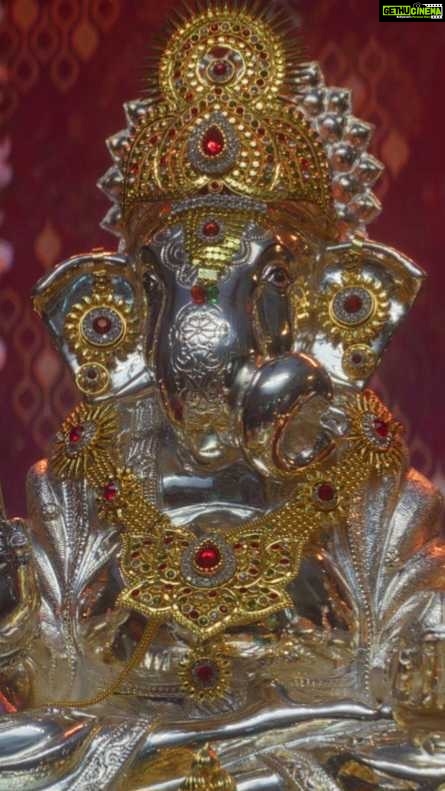 Rupali Bhosale Instagram - Embrace divine radiance this Ganesh Chaturthi with Ranka’s exquisite ornaments. उर्जायुक्त अशी ही गणेशचतुर्थी रांकाच्या उत्तमोत्तम अलंकरांच्या सोबतीने साजरी करा! #RankaJewellers #Pune #Jewellery #Fashion #JewelleryDesign #DesignerJewellery Pune, Maharashtra